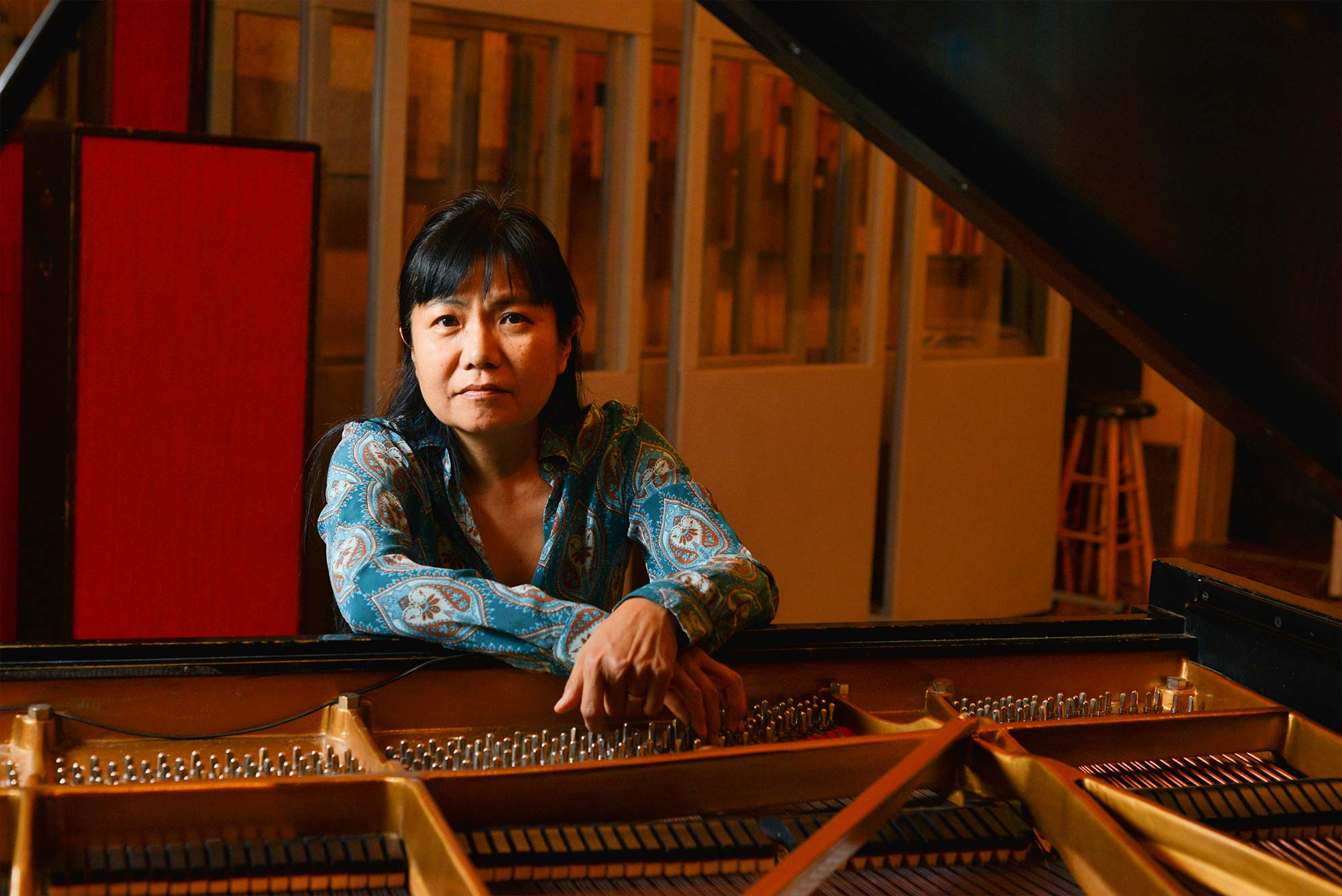 Kuvassa Satoko Fujii flyygelinsä äärellä. Satoko Fujii with her grand piano.